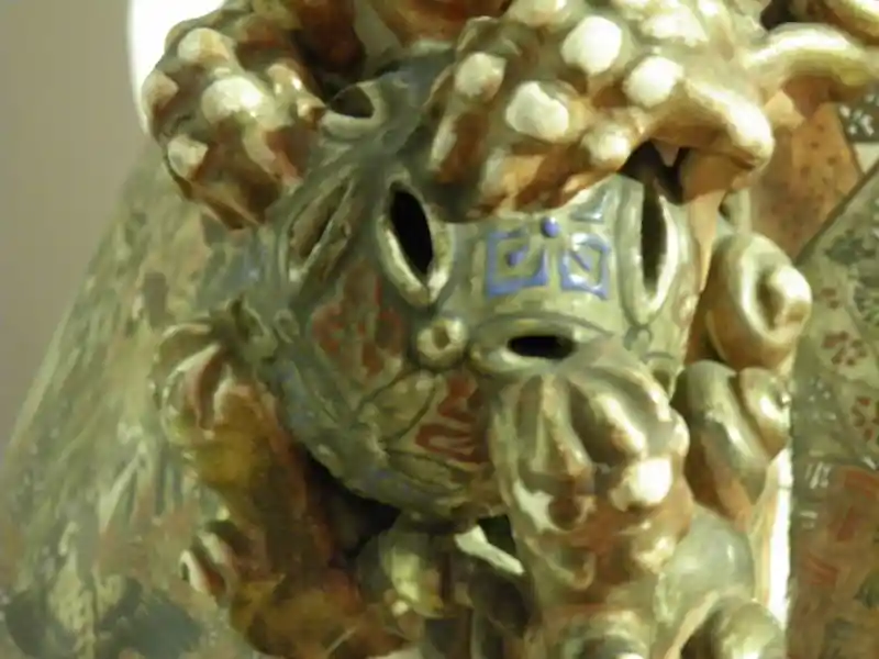 Four-point cross design on a Japanese vase